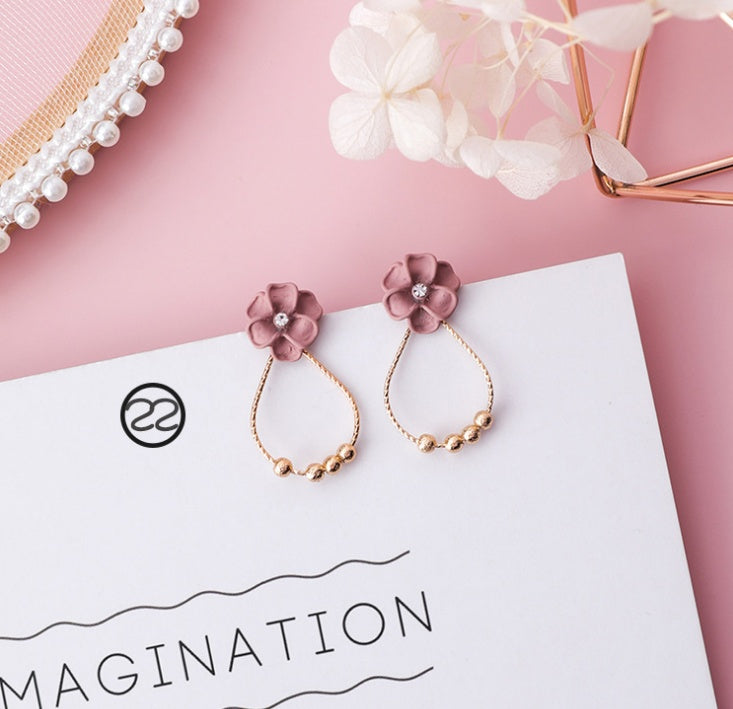Boucles d’Oreilles “Fleur de Charme” – Élégance Florale & Tendance Coréenne