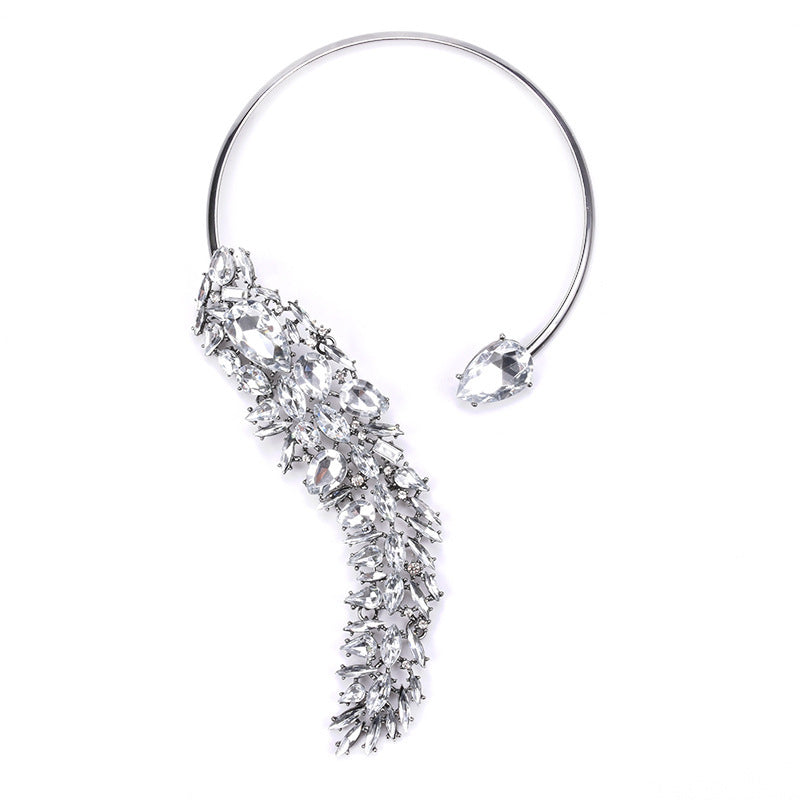 Collier “Galaxie Cristalline” – L’Éclat Haute Couture