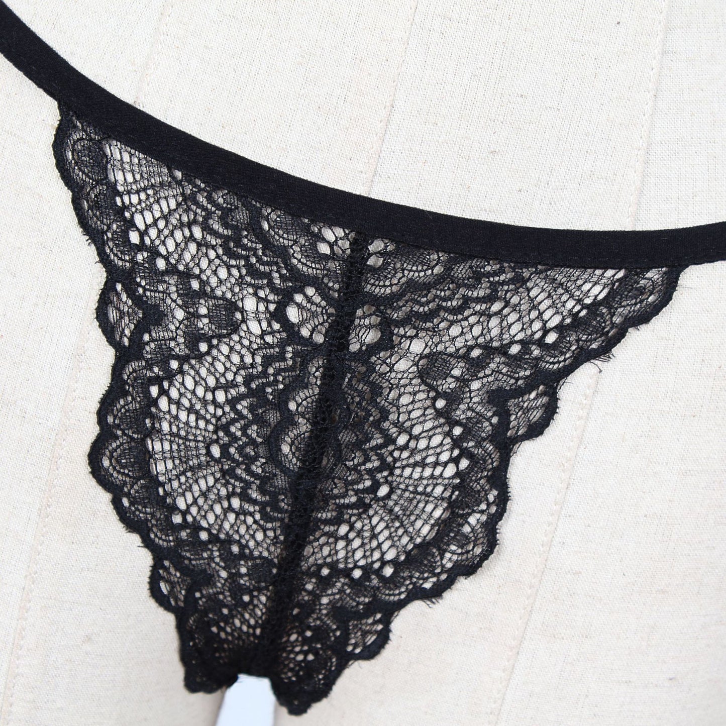Bas de lingerie satinée – Minimaliste & Séduisant