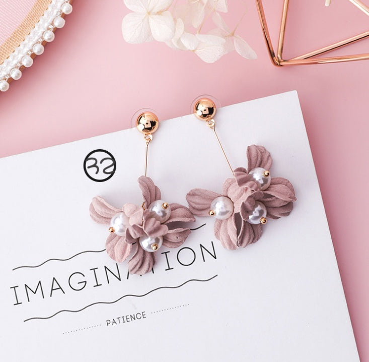 Boucles d’Oreilles “Fleur de Charme” – Élégance Florale & Tendance Coréenne