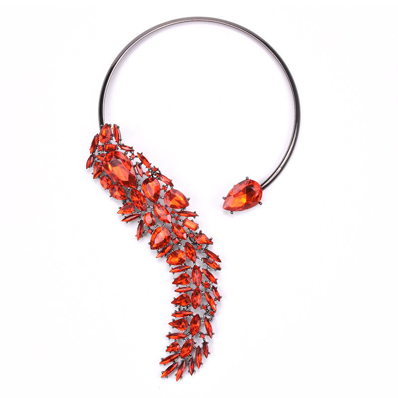 Collier “Galaxie Cristalline” – L’Éclat Haute Couture