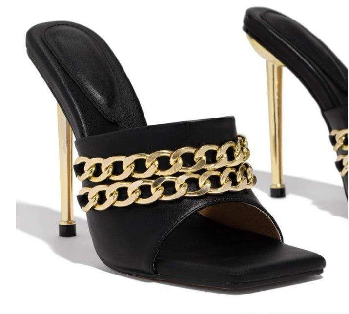 Mules à Talons Fins et Bout Carré – Détail Chaîne Dorée