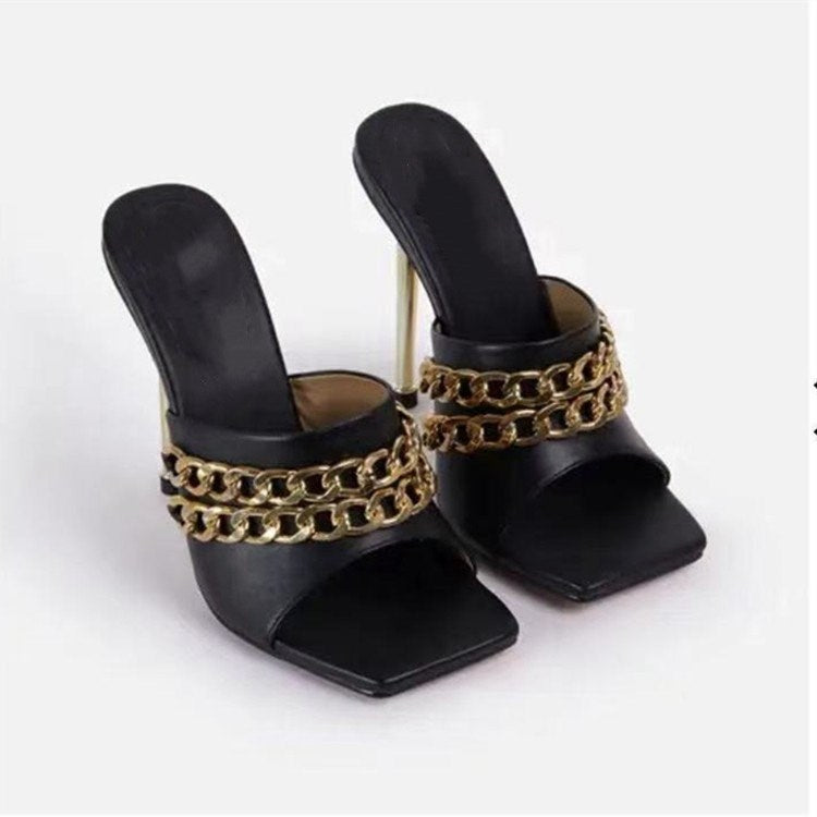 Mules à Talons Fins et Bout Carré – Détail Chaîne Dorée