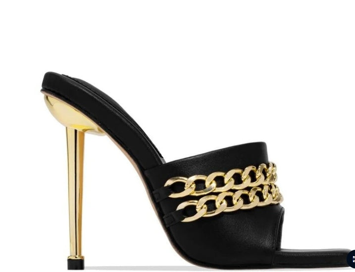 Mules à Talons Fins et Bout Carré – Détail Chaîne Dorée