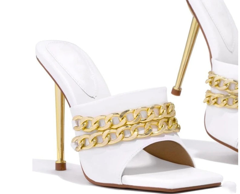 Mules à Talons Fins et Bout Carré – Détail Chaîne Dorée