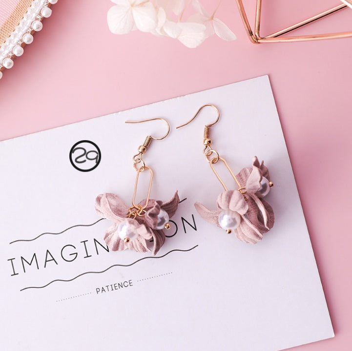 Boucles d’Oreilles “Fleur de Charme” – Élégance Florale & Tendance Coréenne