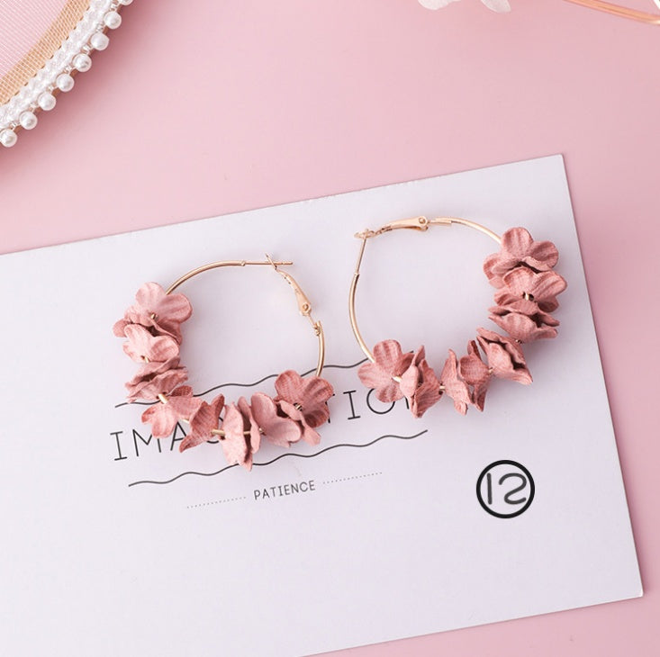 Boucles d’Oreilles “Fleur de Charme” – Élégance Florale & Tendance Coréenne