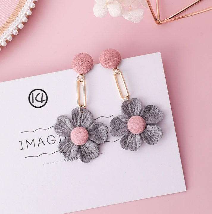 Boucles d’Oreilles “Fleur de Charme” – Élégance Florale & Tendance Coréenne