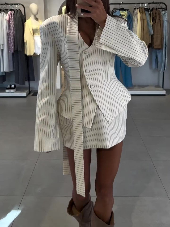 Ensemble Blazer Croisé & Mini-Jupe – Élégance Audacieuse et Moderne