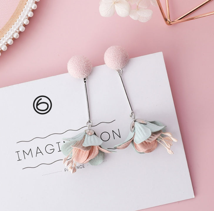 Boucles d’Oreilles “Fleur de Charme” – Élégance Florale & Tendance Coréenne