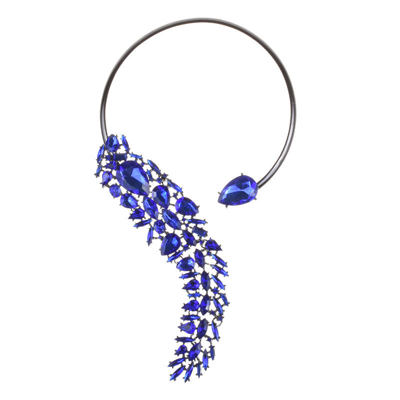 Collier “Galaxie Cristalline” – L’Éclat Haute Couture