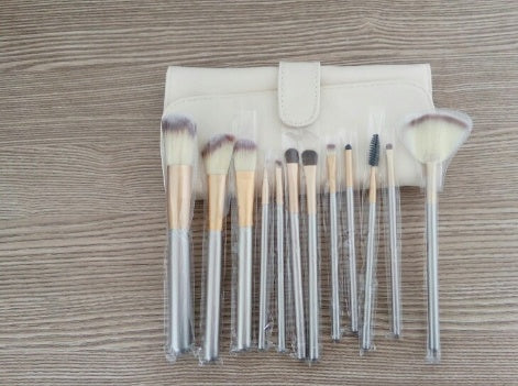 Set de Pinceaux de Maquillage avec Pochette – Élégance et Précision