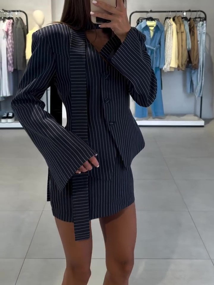 Ensemble Blazer Croisé & Mini-Jupe – Élégance Audacieuse et Moderne