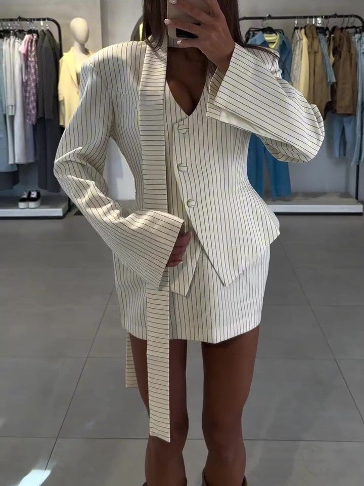 Ensemble Blazer Croisé & Mini-Jupe – Élégance Audacieuse et Moderne