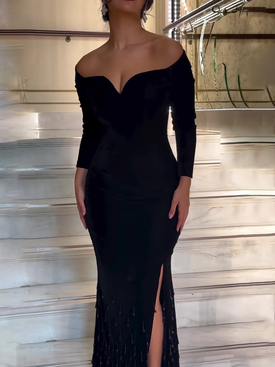 Robe Noire Élégante à Épaules Dénudées – Glamour & Raffinement