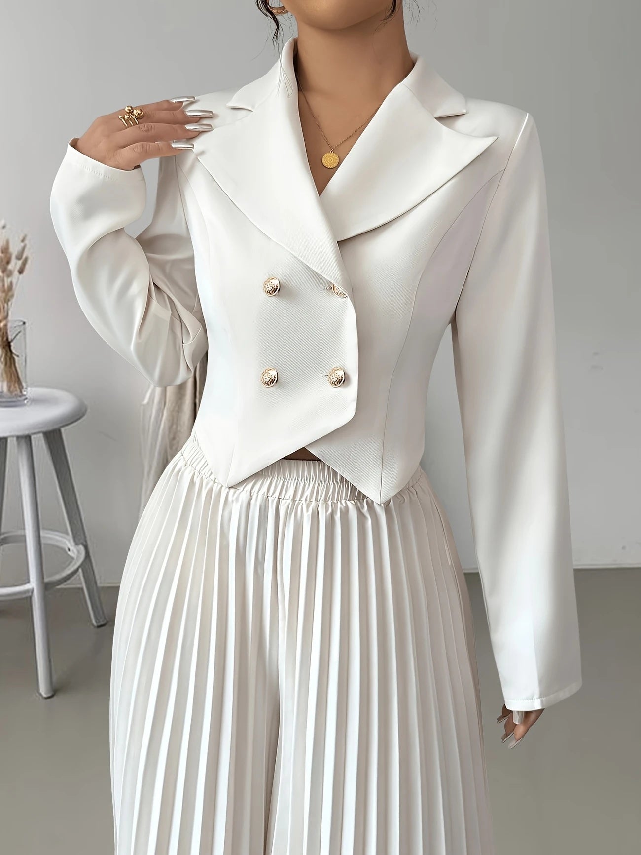 Ensemble Élégant Blazer & Jupe Plissée – Raffinement et Allure