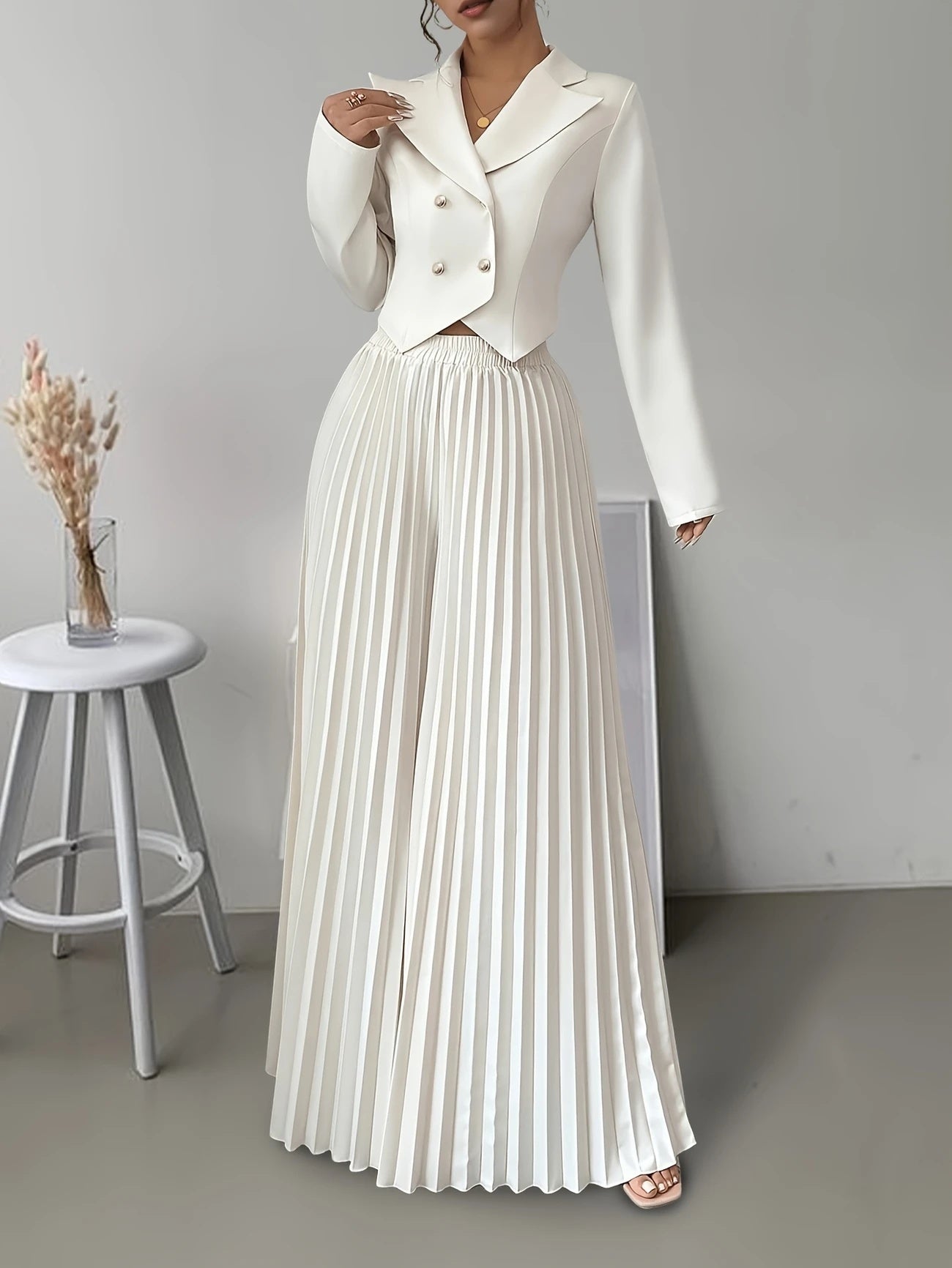 Ensemble Élégant Blazer & Jupe Plissée – Raffinement et Allure