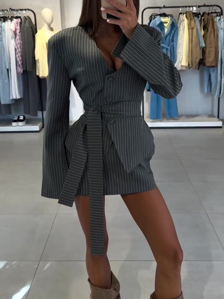 Ensemble Blazer Croisé & Mini-Jupe – Élégance Audacieuse et Moderne