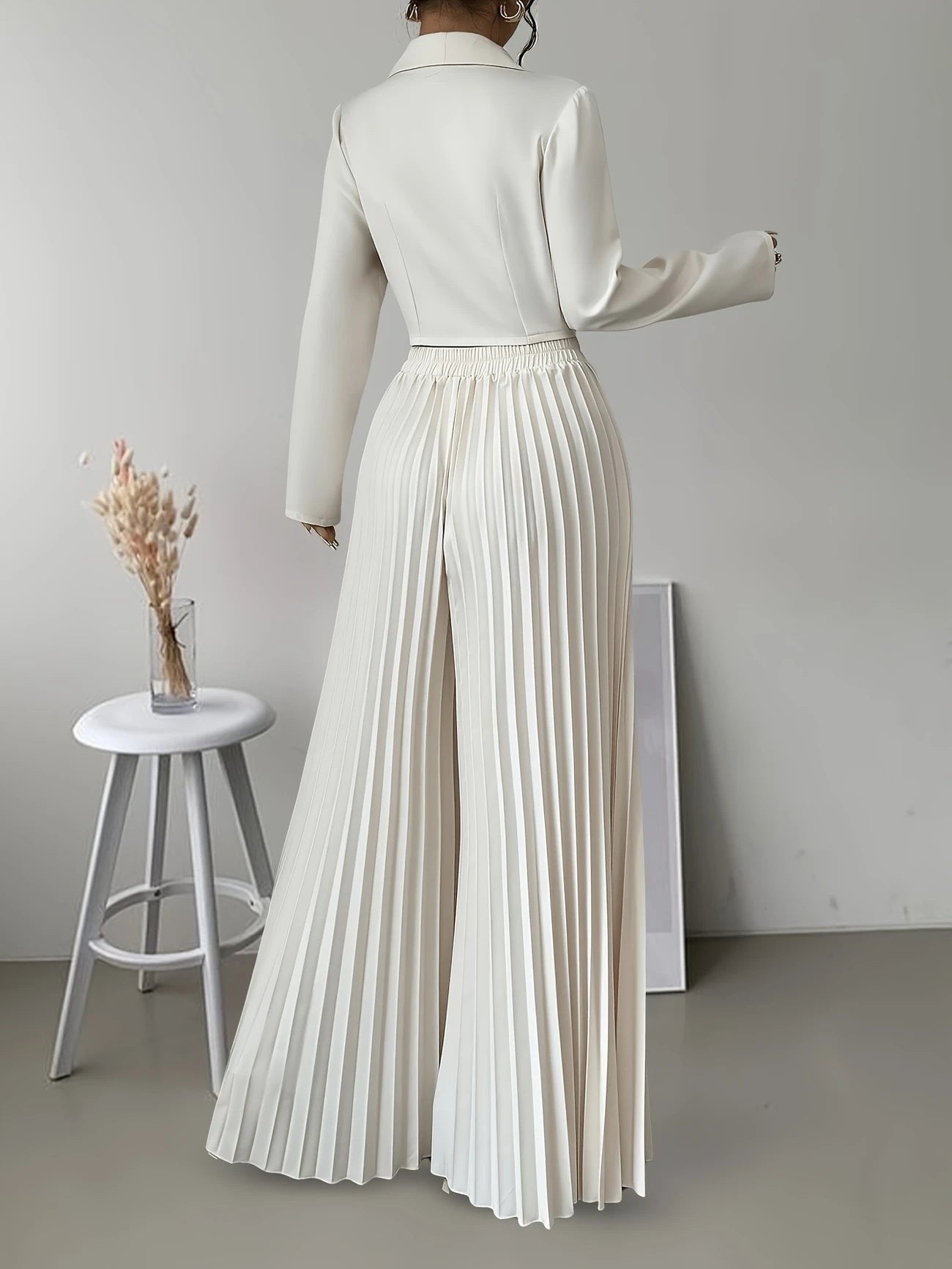 Ensemble Élégant Blazer & Jupe Plissée – Raffinement et Allure