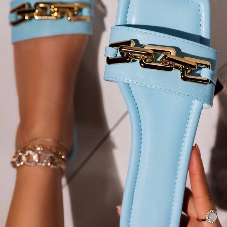 Sandales Plates Femme avec Chaîne Dorée – Style Chic et Confort Quotidien