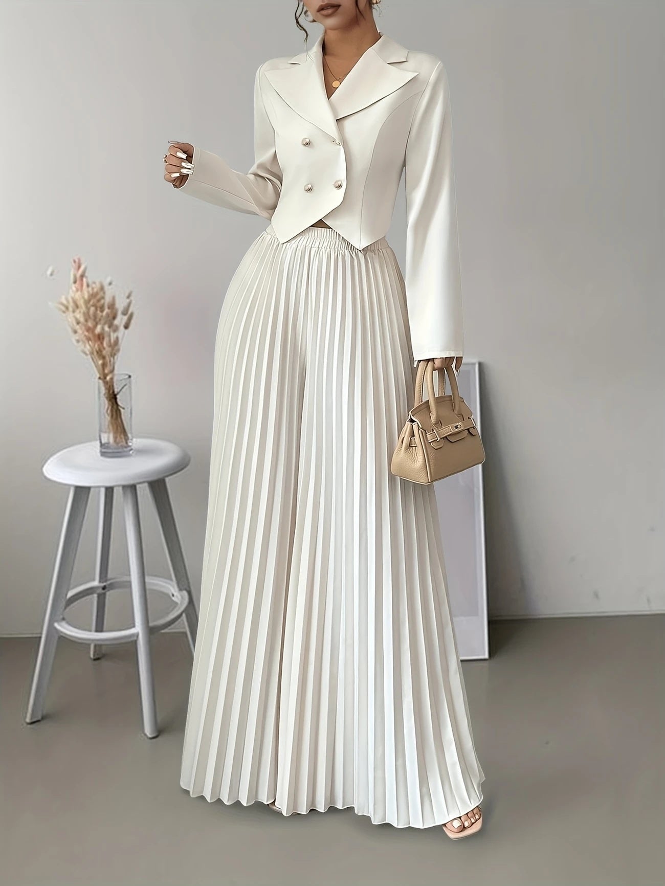 Ensemble Élégant Blazer & Jupe Plissée – Raffinement et Allure