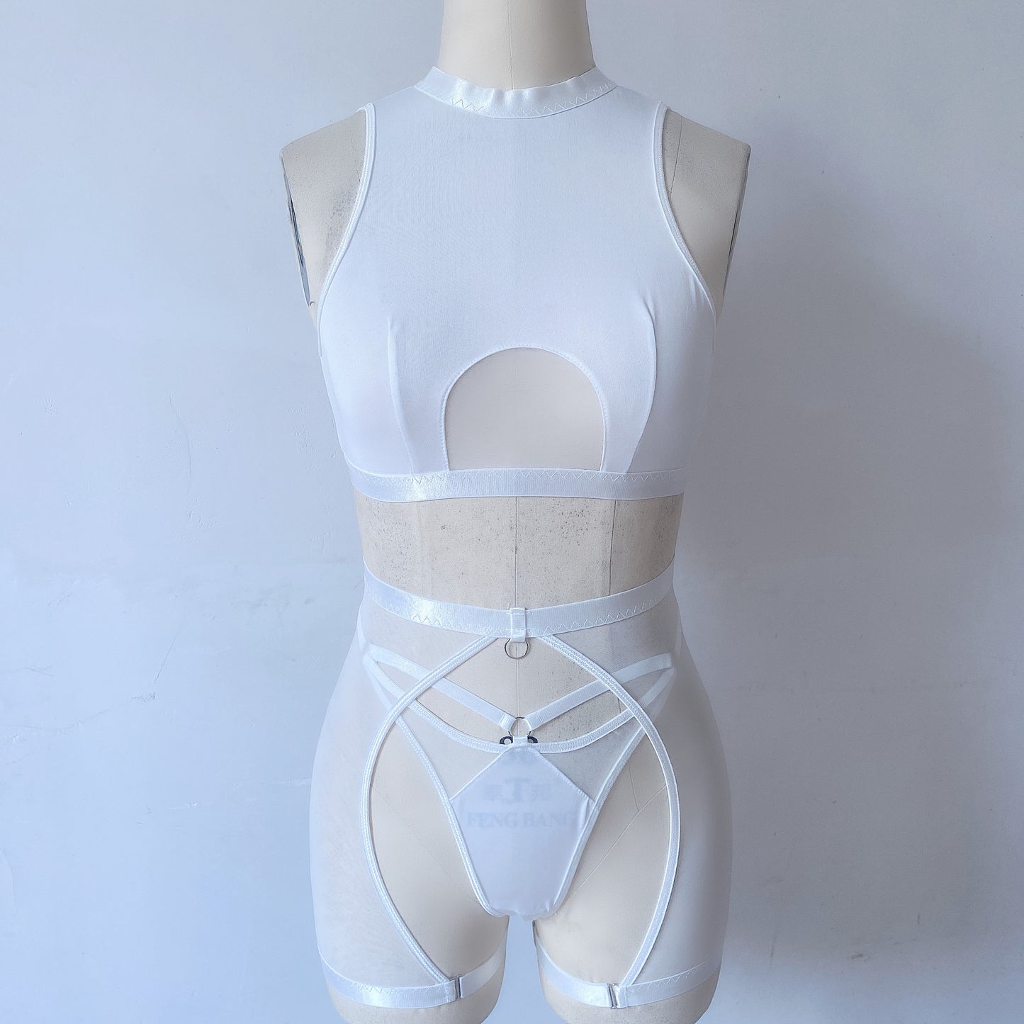 Ensemble “Éclat Rose” – Lingerie Audacieuse & Élégante