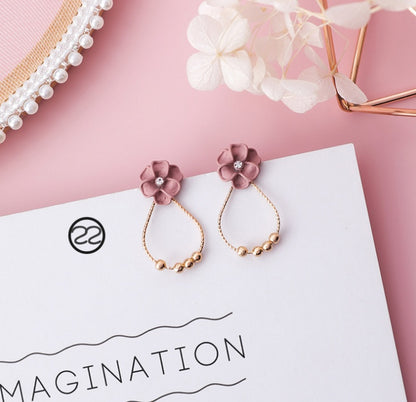 Boucles d’Oreilles “Fleur de Charme” – Élégance Florale & Tendance Coréenne