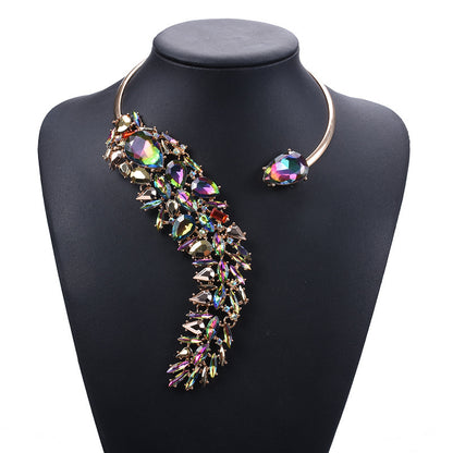 Collier “Galaxie Cristalline” – L’Éclat Haute Couture