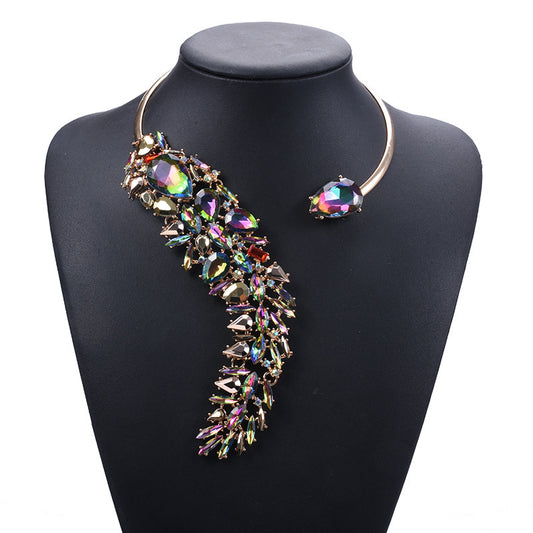 Collier “Galaxie Cristalline” – L’Éclat Haute Couture