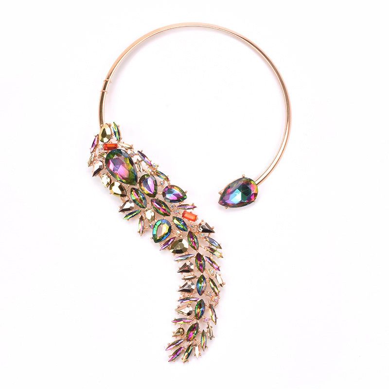 Collier “Galaxie Cristalline” – L’Éclat Haute Couture