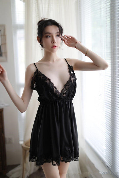 Nuisette Satinée avec Dentelle – Élégance & Séduction Nocturne
