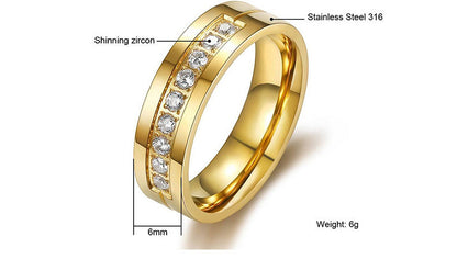 Bague “Éclat Royal” – Acier Inoxydable Doré 18K & Cristaux Étincelants