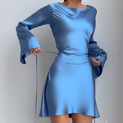 Robe Satinée à Manches Longues – Coupe Cintrée & Élégante