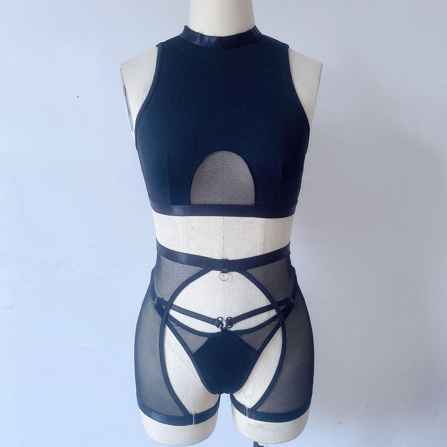 Ensemble “Éclat Rose” – Lingerie Audacieuse & Élégante