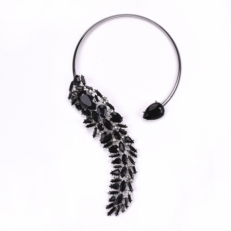 Collier “Galaxie Cristalline” – L’Éclat Haute Couture