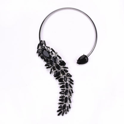 Collier “Galaxie Cristalline” – L’Éclat Haute Couture