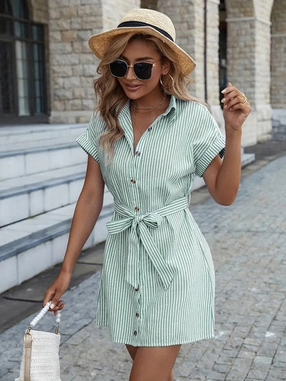 Robe Chemise Courte à Rayures – Élégance Décontractée