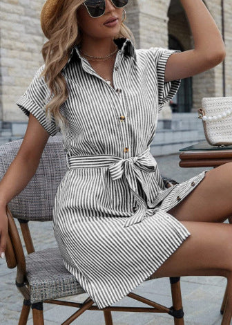 Robe Chemise Courte à Rayures – Élégance Décontractée