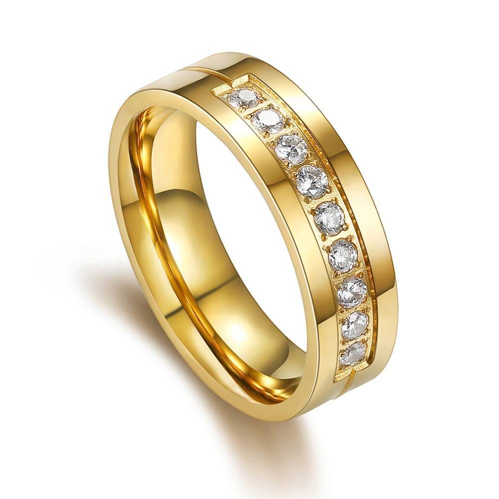 Bague “Éclat Royal” – Acier Inoxydable Doré 18K & Cristaux Étincelants