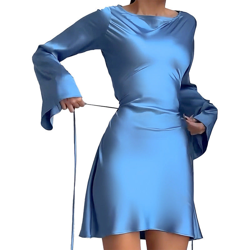Robe Satinée à Manches Longues – Coupe Cintrée & Élégante