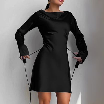 Robe Satinée à Manches Longues – Coupe Cintrée & Élégante