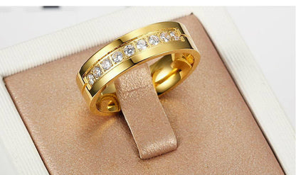 Bague “Éclat Royal” – Acier Inoxydable Doré 18K & Cristaux Étincelants